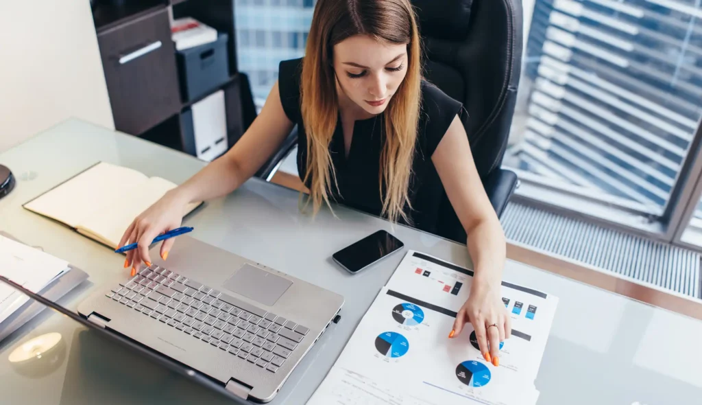 financial report analyzing statistics